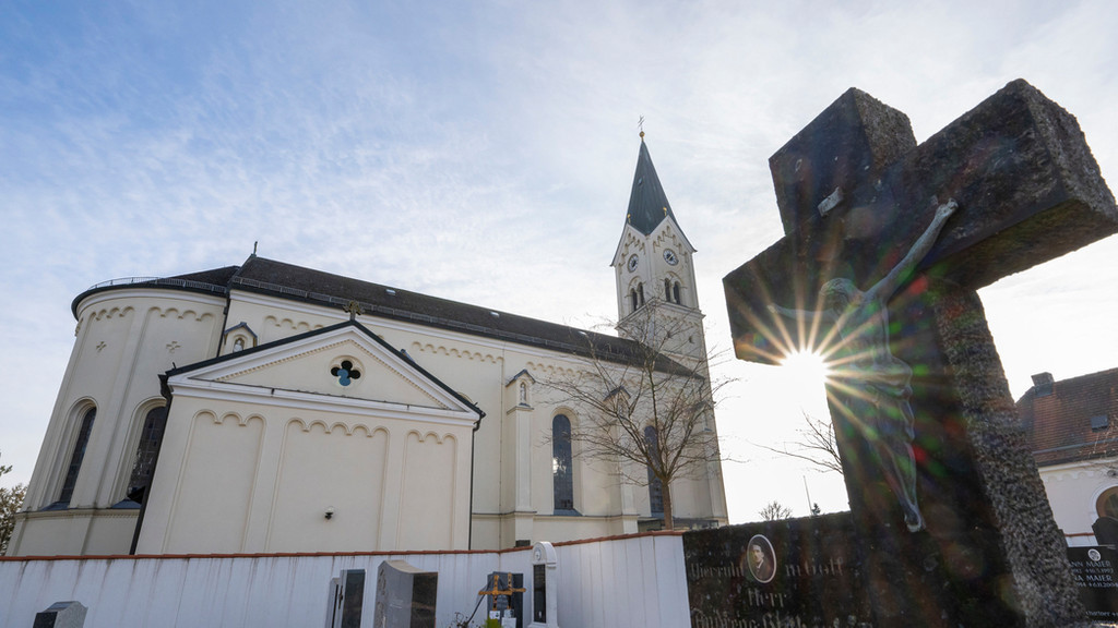 Hier wird der Gedenkstein einmal stehen: Vor der Kirche in Garching. Auch hier hat Pfarrer Peter H. schweren sexuellen Missbrauch begangen.