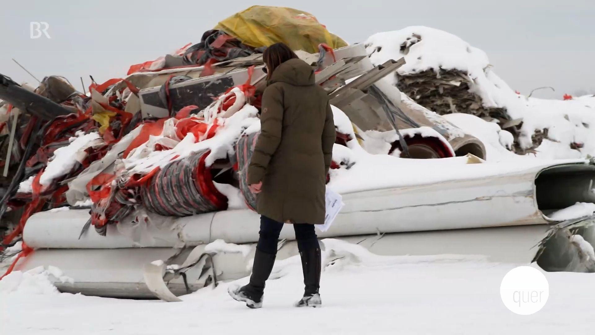 Die tschechische Bürgermeisterin Barbara Šišková vor dem illegalen Müll in ihrem Ort.