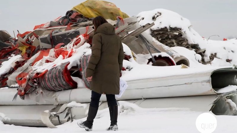 Die tschechische Bürgermeisterin Barbara Šišková vor dem illegalen Müll in ihrem Ort. | Bild: BR24 Die tschechische Bürgermeisterin Barbara Šišková vor dem illegalen Müll in ihrem Ort.
