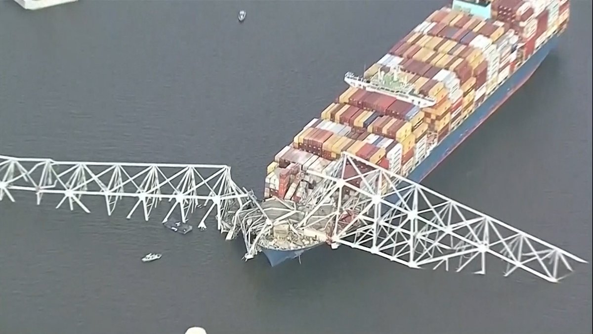 Dieses Bild zeigt den Moment des Einsturzes einer vierspurigen Autobahnbrücke in Baltimore in den USA.