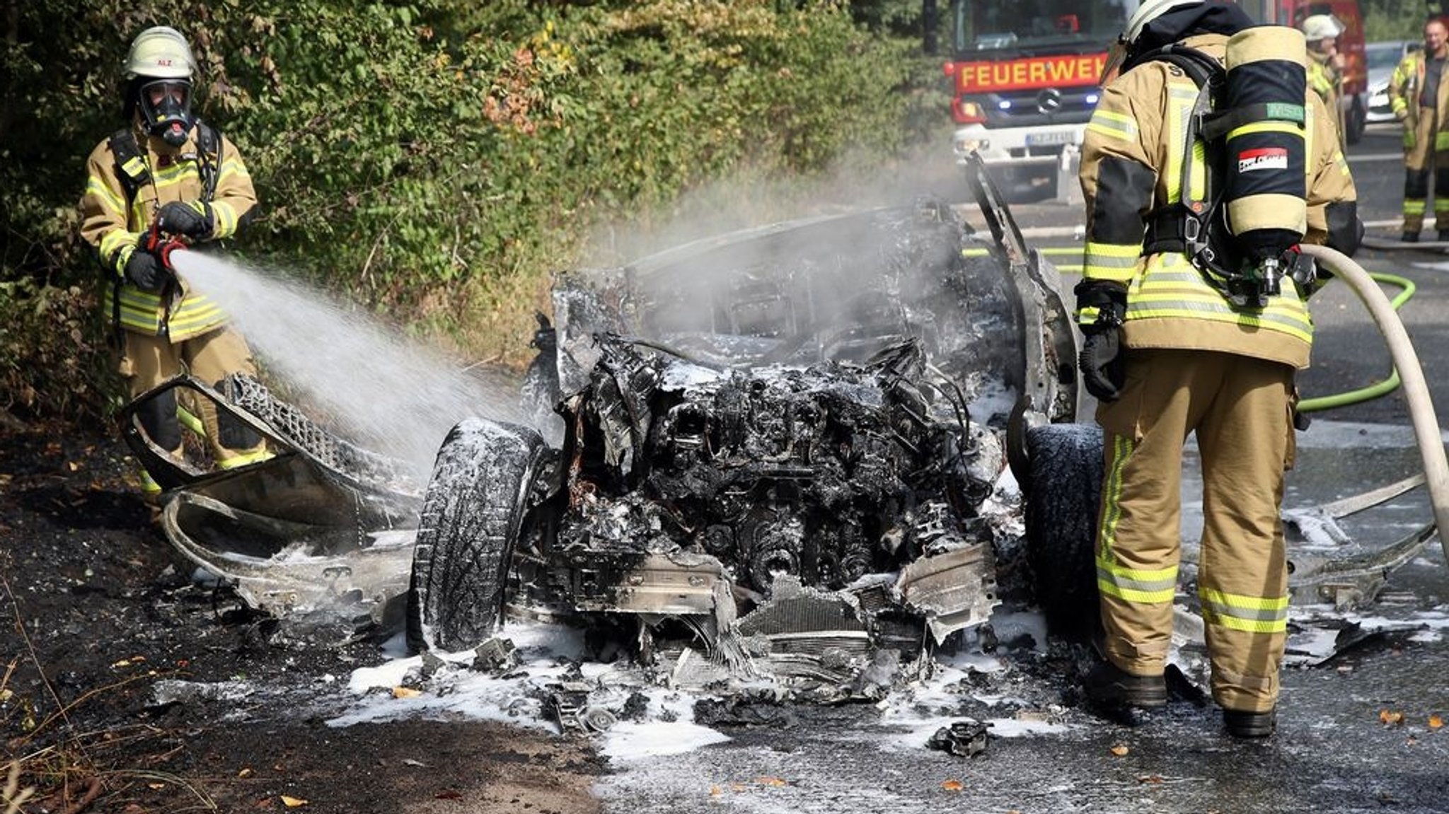 Das mutmaßliche Fluchtauto wurde ausgebrannt zurückgelassen.