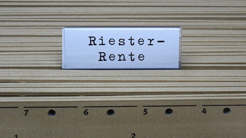 An einem Hängeregister befindet sich der Schriftzug Riester Rente. | Bild: picture alliance / ZB | Sascha Steinach An einem Hängeregister befindet sich der Schriftzug Riester Rente.