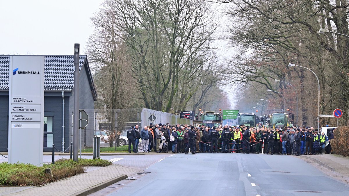 12.02.2024, Niedersachsen, Unterlüß: Demonstrierende Landwirte blockieren eine Zufahrt zum Rüstungskonzern Rheinmetall. 