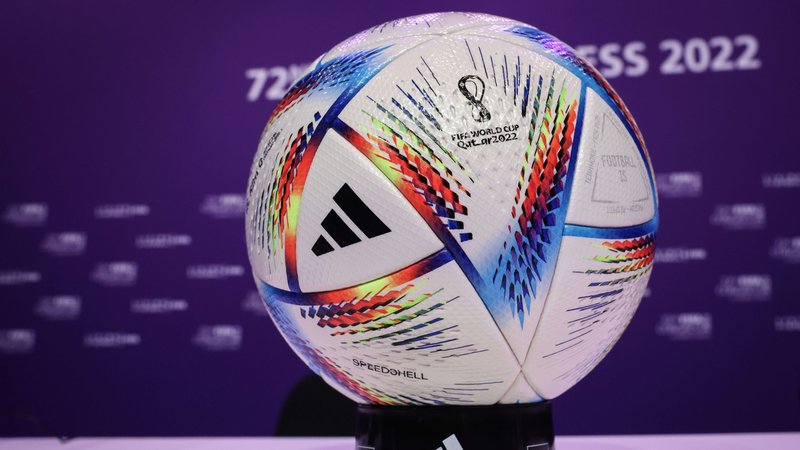 Der Adidas-Spielball der Fußball-WM in Katar.