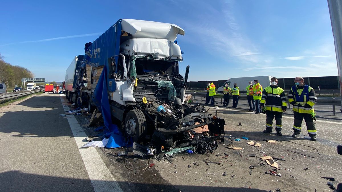 Vier Pkw Insassen Sterben Bei Unfall Auf Der A3 Br24