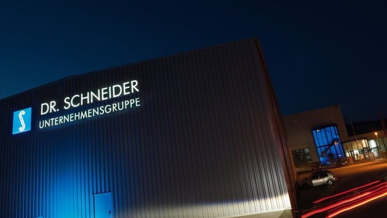 Außenansicht eines Gebäudes der Dr. Schneider Unternehmensgruppe.