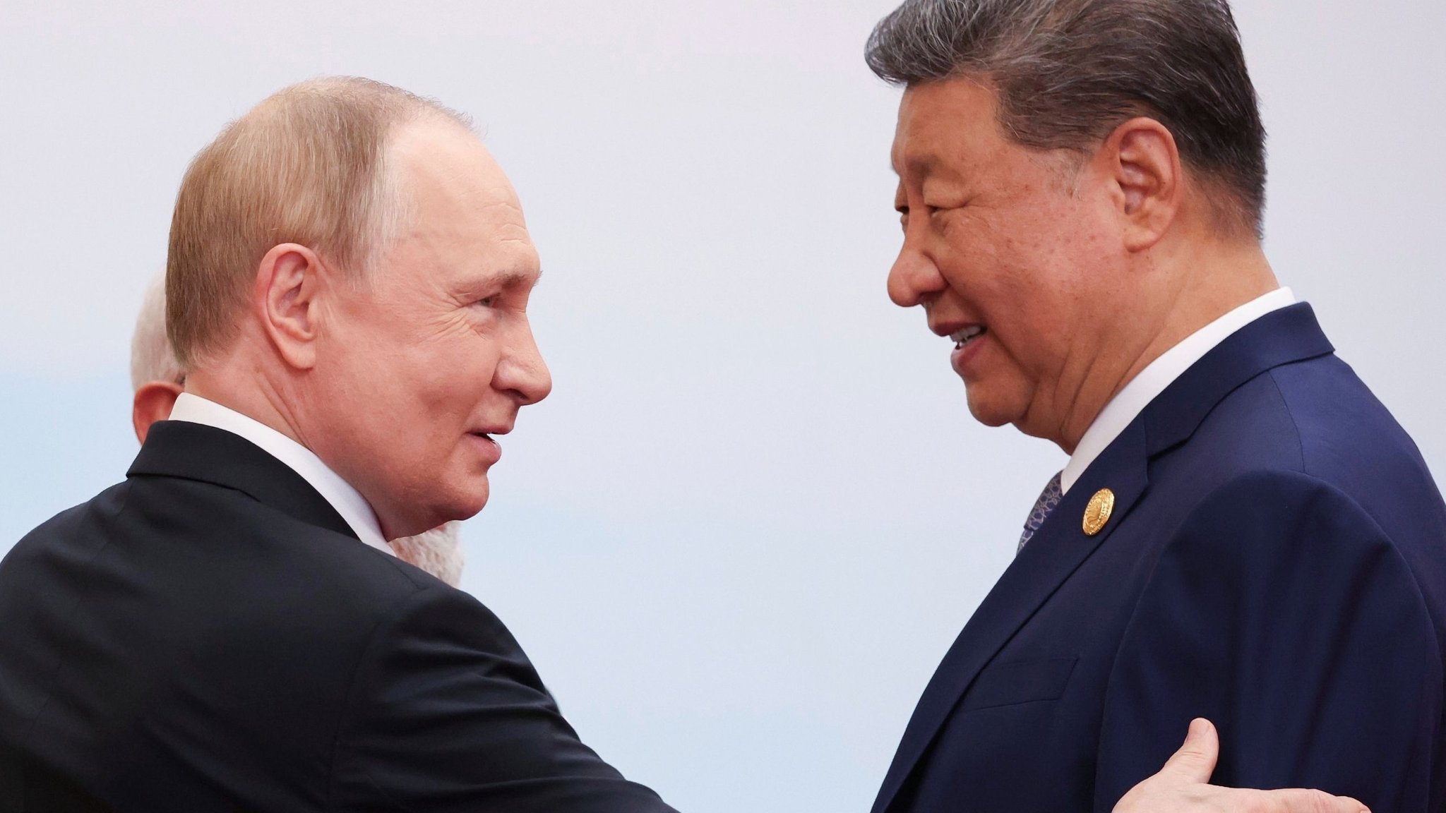 ARCHIV - 01.09.2025, China, Tianjin: Der russische Präsident Wladimir Putin (l) spricht mit dem chinesischen Präsidenten Xi Jinping während eines Familienfotos auf dem Gipfeltreffen der Shanghaier Organisation für Zusammenarbeit (SOZ). (zu dpa: «Kreml kündigt Putin-Reise nach China an») Foto: Alexander Kazakov/Pool Sputnik Kremlin/dpa +++ dpa-Bildfunk +++ | Bild: dpa-Bildfunk/Alexander Kazakov ARCHIV - 01.09.2025, China, Tianjin: Der russische Präsident Wladimir Putin (l) spricht mit dem chinesischen Präsidenten Xi Jinping während eines Familienfotos auf dem Gipfeltreffen der Shanghaier Organisation für Zusammenarbeit (SOZ). (zu dpa: «Kreml kündigt Putin-Reise nach China an») Foto: Alexander Kazakov/Pool Sputnik Kremlin/dpa +++ dpa-Bildfunk +++