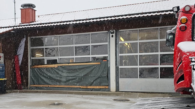 Ein beschädigtes Rolltor an einer Garage für Pistenraupen ist mit einer Plane abgedeckt. | Bild: picture alliance/dpa | Kilian Pfeiffer Ein beschädigtes Rolltor an einer Garage für Pistenraupen ist mit einer Plane abgedeckt.