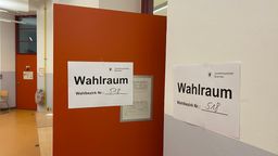 Eingang zu einem Wahlraum in München | Bild:BR / Jürgen P. Lang