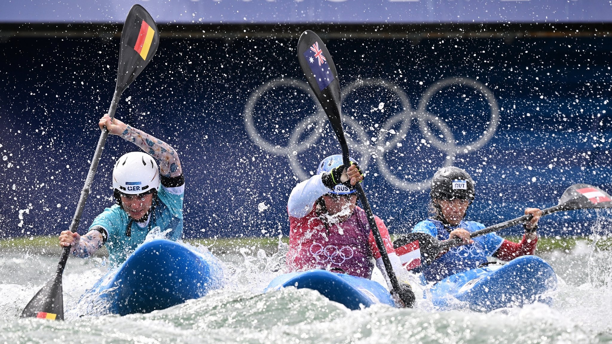  Elena Lilik (l-r) aus Deutschland, Jessica Fox aus Australien und Viktoria Wolffhardt aus Österreich beim Start