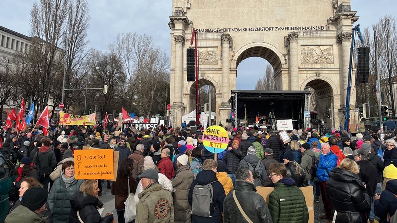 Tausende Menschen waren in den vergangenen Wochenenden bei Demos gegen Rechtsextremismus auf der Straße. Aber profitieren davon auch die Parteien im Bayerischen Landtag? | Bild: BR/Regina Kirschner Tausende Menschen waren in den vergangenen Wochenenden bei Demos gegen Rechtsextremismus auf der Straße. Aber profitieren davon auch die Parteien im Bayerischen Landtag?