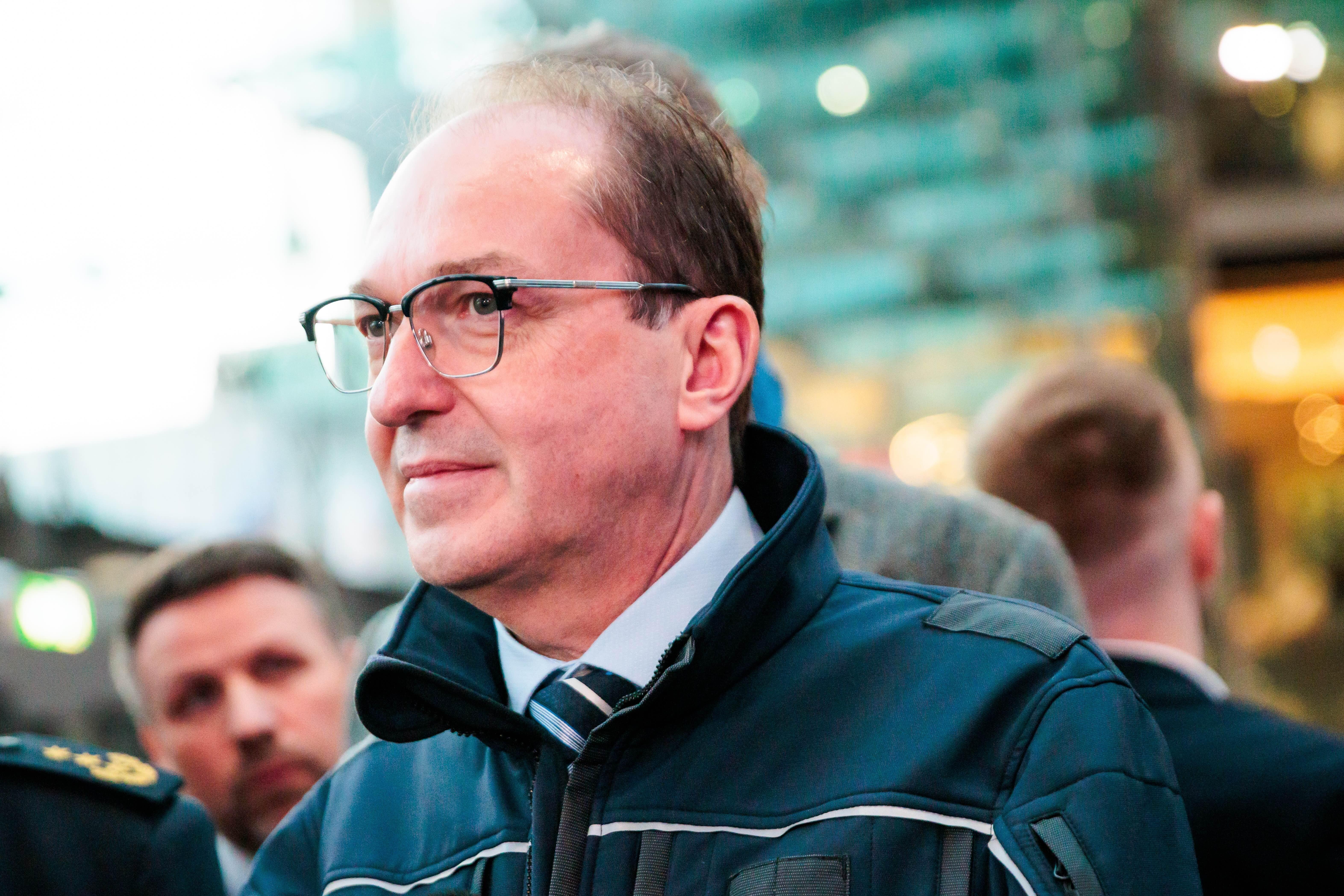 Innenminister Dobrindt während eines Besuchs mit Beamten der Bundespolizei bei einem Schwerpunkteinsatz am Hauptbahnhof Berlin. 