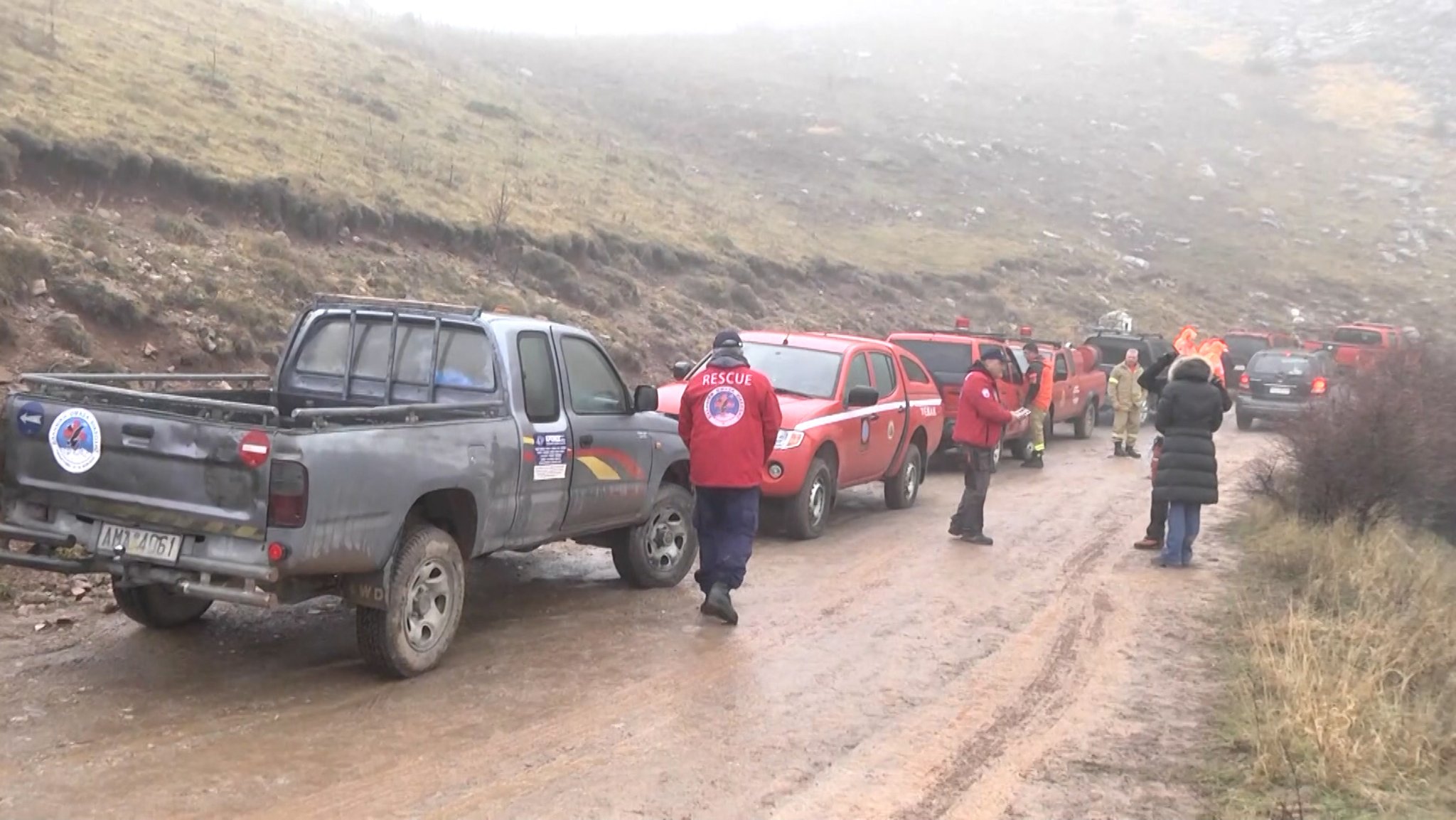 Rettungskräfte in der Nähe er Unglücksstelle.