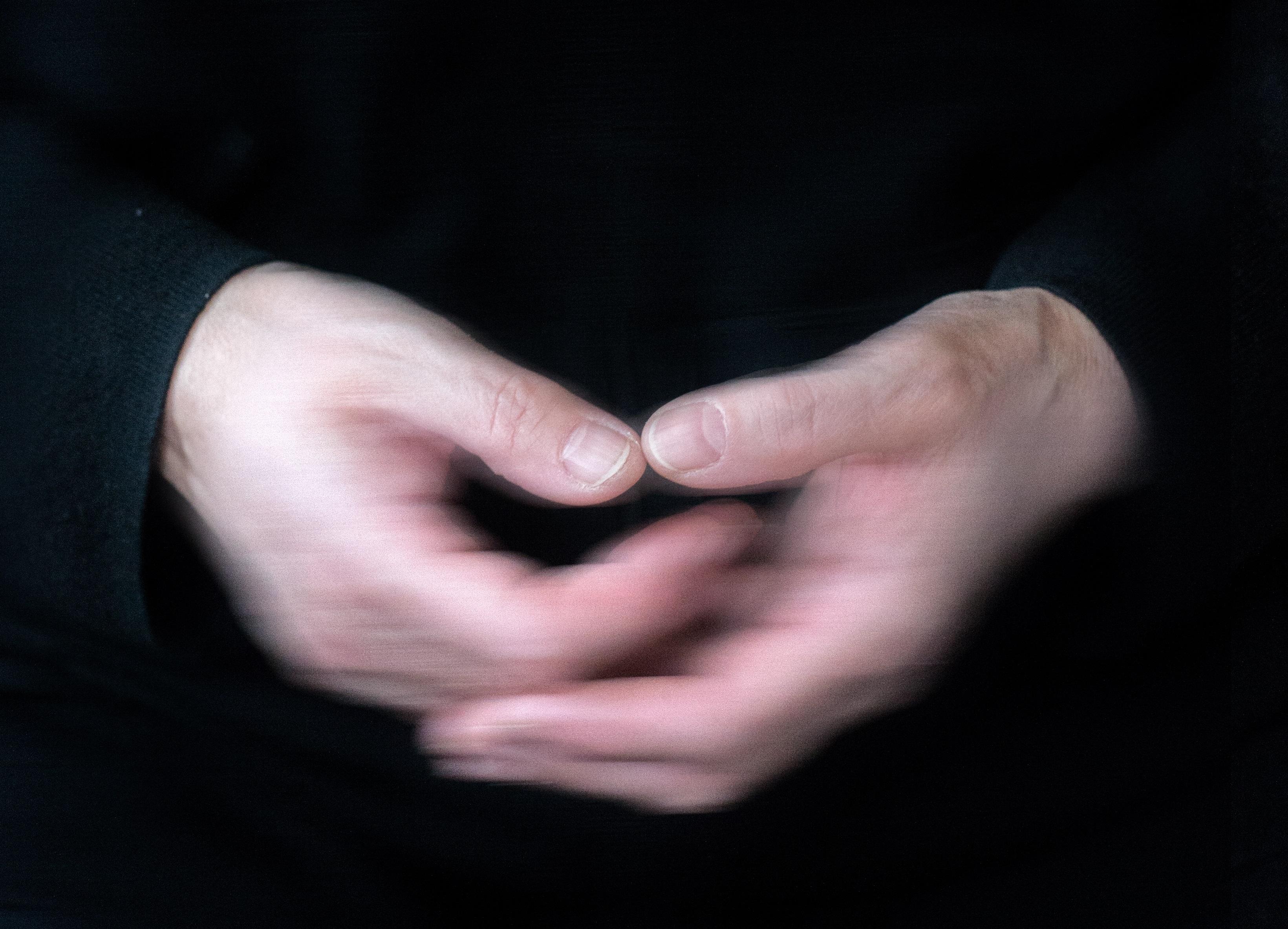 Zitternde Hände - ein Symbol für die Parkinson-Krankheit.