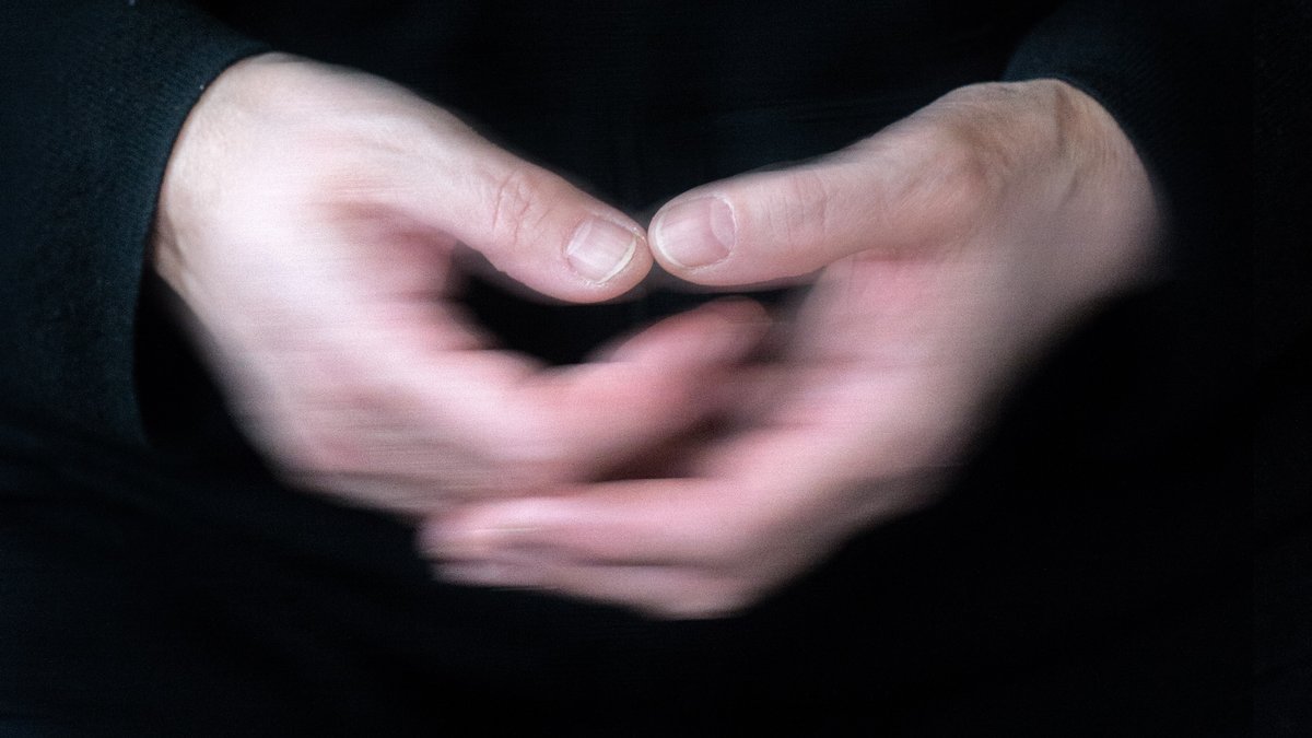 Zitternde Hände - ein Symbol für die Parkinson-Krankheit.