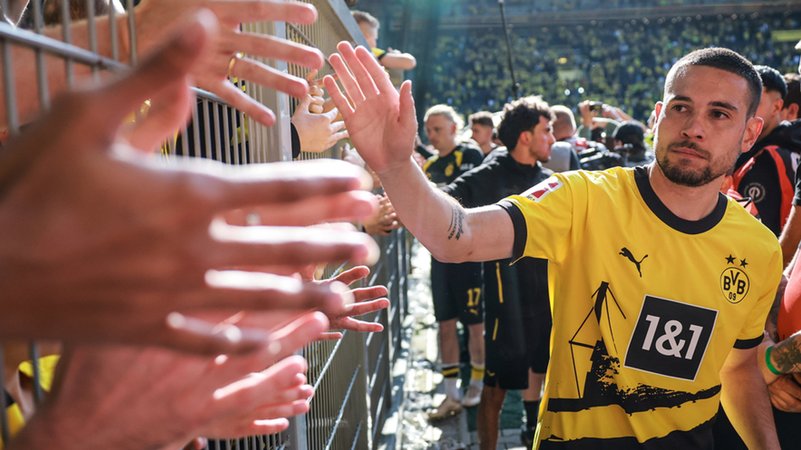 Borussia Dortmund’s Raphael Guerreiro nach dem Spiel gegen Mainz am 27.5. 2023