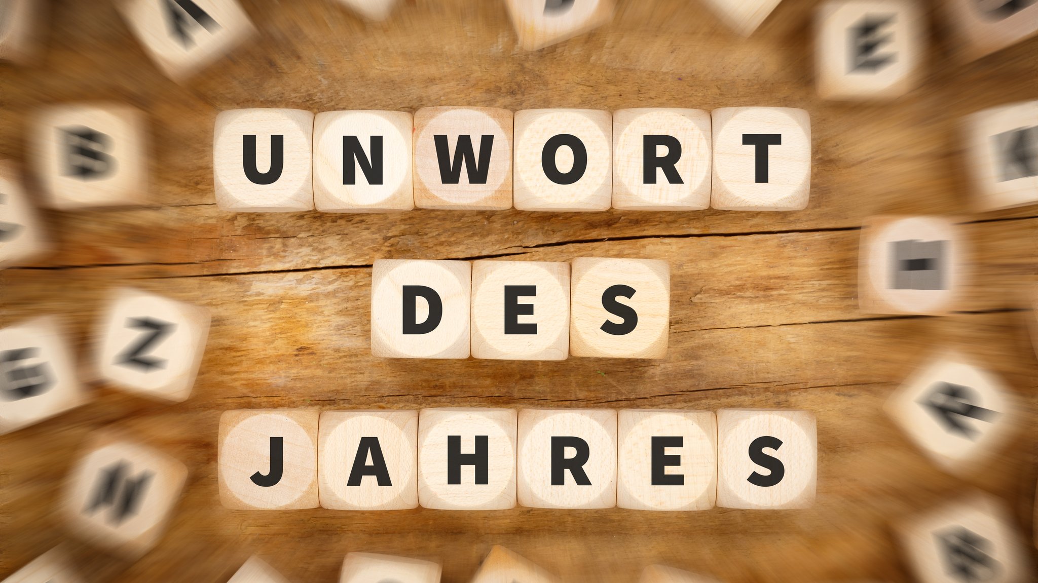 Würfel mit Buchstaben darauf bilden den Schriftzug "Unwort des Jahres"