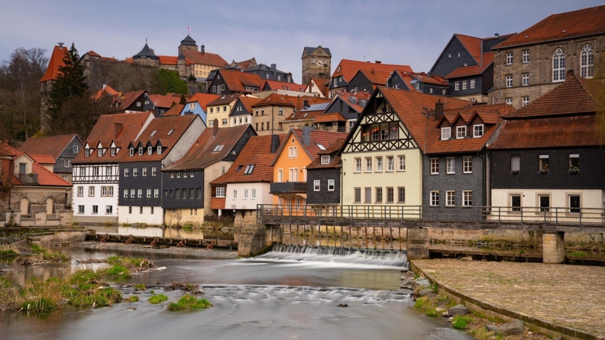 Die Haßlach fließt durch die Stadt Kronach.