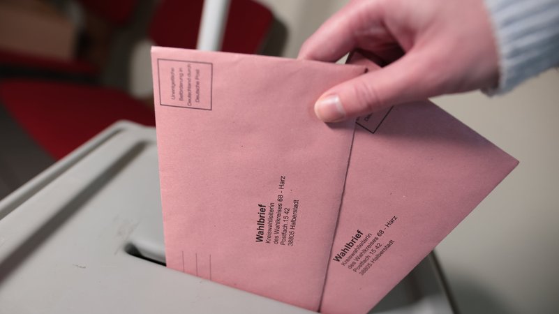 Briefwahlunterlagen werden in eine Wahlurne eingeworfen. | Bild: dpa-Bildfunk/Matthias Bein Briefwahlunterlagen werden in eine Wahlurne eingeworfen.