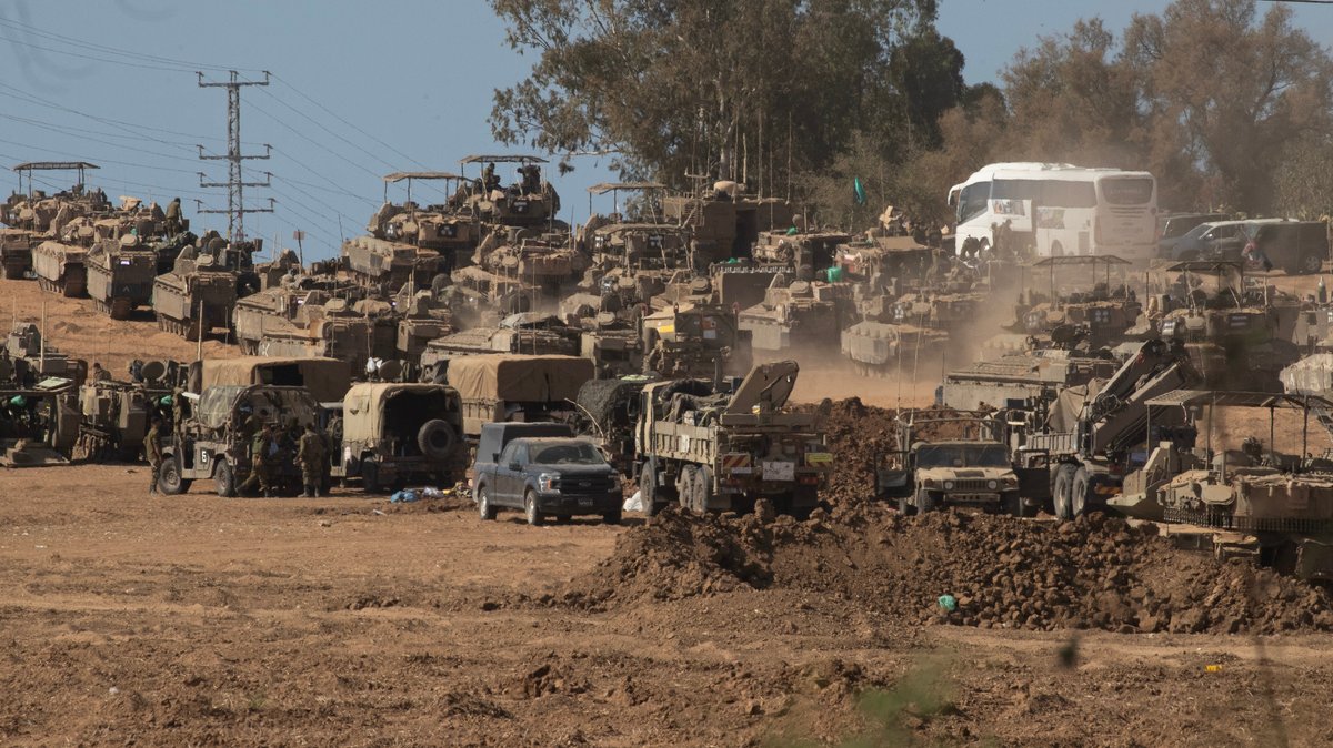 18.10.2023: Gepanzerte Personentransporter und andere gepanzerte Fahrzeuge der israelischen Armee im Süden Israels nahe der Grenze zum Gazastreifen.