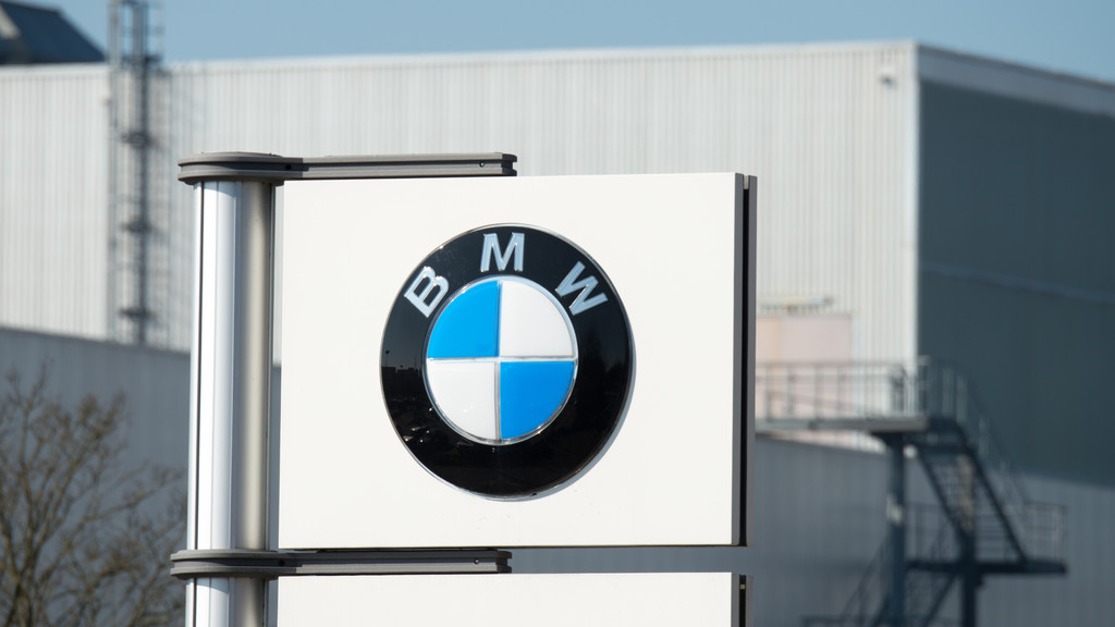 BMW-Emblem vor dem Werk in Regensburg.