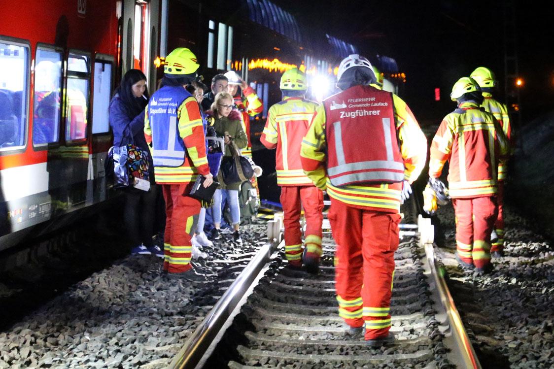 Brennender Zug Auf Offener Strecke Nahe Sailauf Evakuiert | BR24