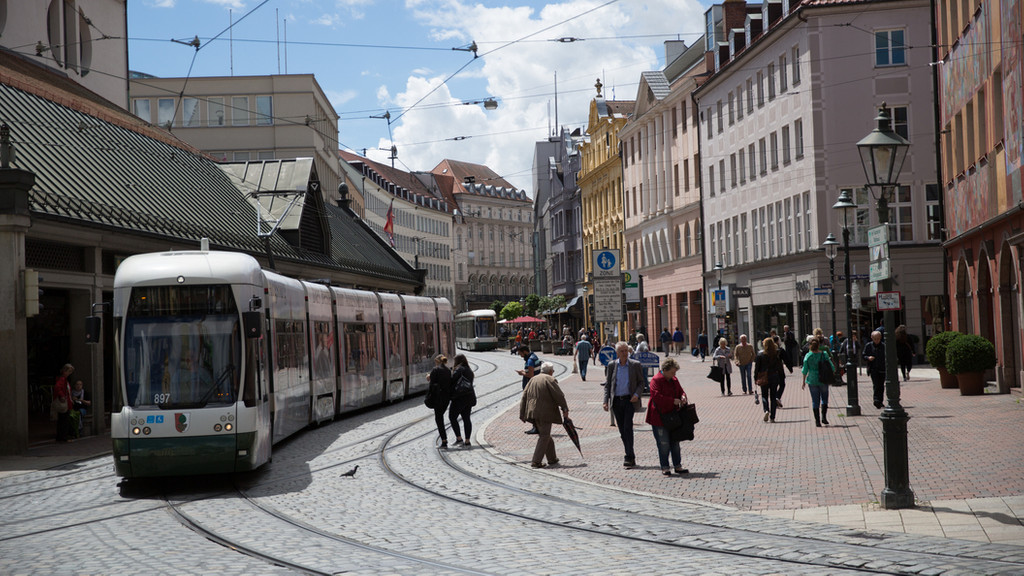 Eine Straßenbahn fährt in der Augsburger Innenstadt.