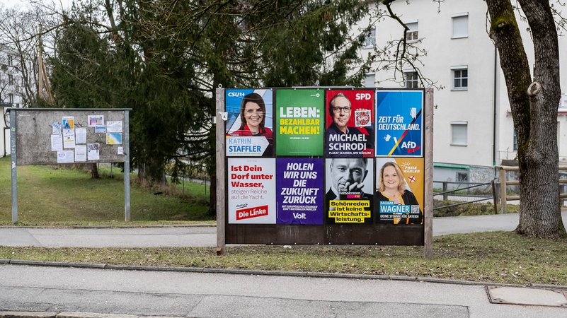 Plakatwand in München mit mehreren Plakaten zur Bundestagswahl (Symbolbild) | Bild: pa/Eibner-Pressefoto Plakatwand in München mit mehreren Plakaten zur Bundestagswahl (Symbolbild)