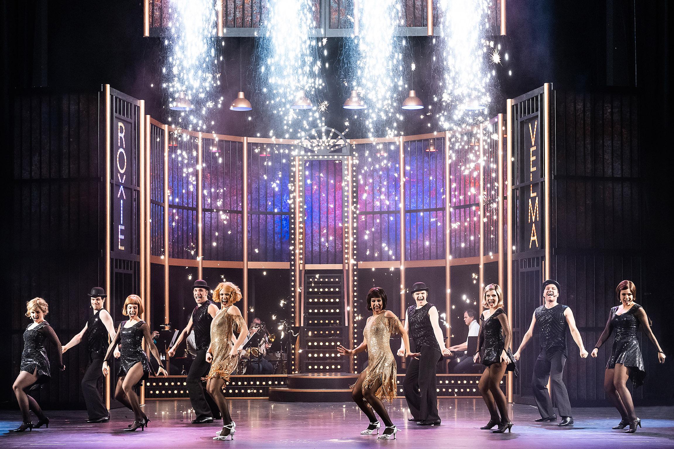 Ensemble tanzt auf der Bühne im Landshuter Theaterzelt