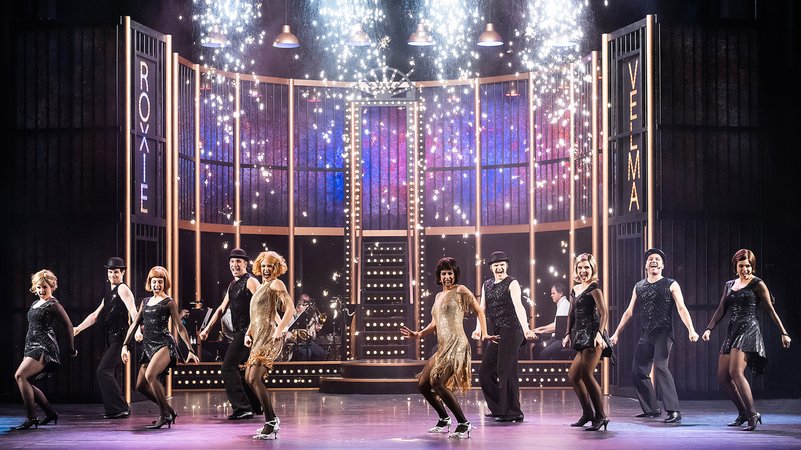 Ensemble tanzt auf der Bühne im Landshuter Theaterzelt | Bild: Peter Litvai/Landestheater Niederbayern Ensemble tanzt auf der Bühne im Landshuter Theaterzelt