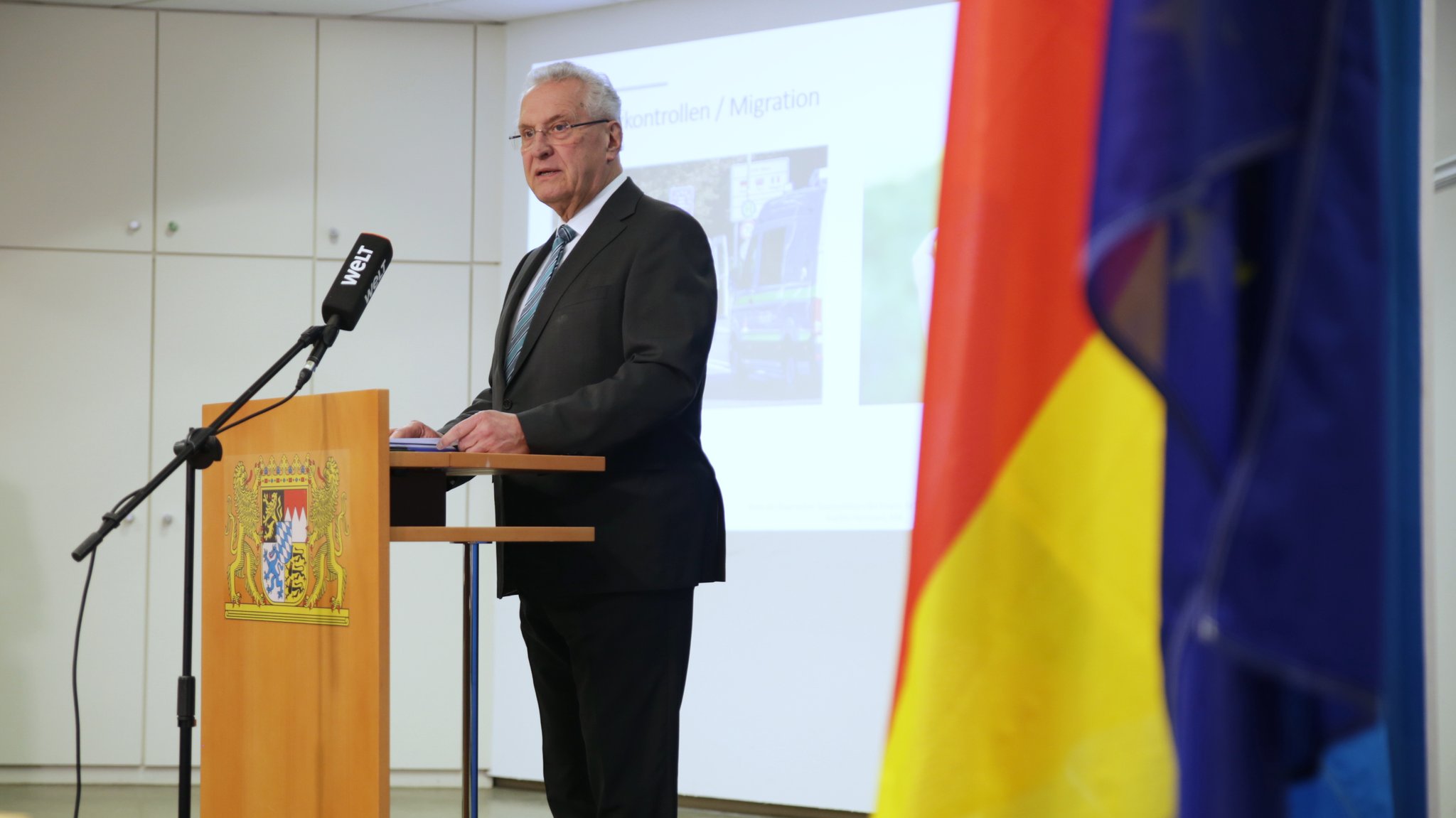 Joachim Herrmann steht am Rednerpult im Polizeipräsidium Mittelfranken in Nürnberg. 