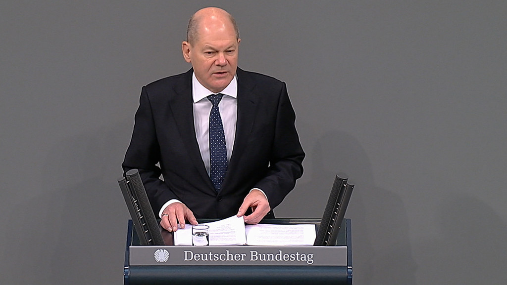 Die Ukraine kann auf weitere Kredite aus der EU zählen. 18 Milliarden Euro sind es, sagte Kanzler Scholz heute in einer Regierungserklärung vor dem EU-Gipfel in Brüssel. | Bild: BR Die Ukraine kann auf weitere Kredite aus der EU zählen. 18 Milliarden Euro sind es, sagte Kanzler Scholz heute in einer Regierungserklärung vor dem EU-Gipfel in Brüssel.