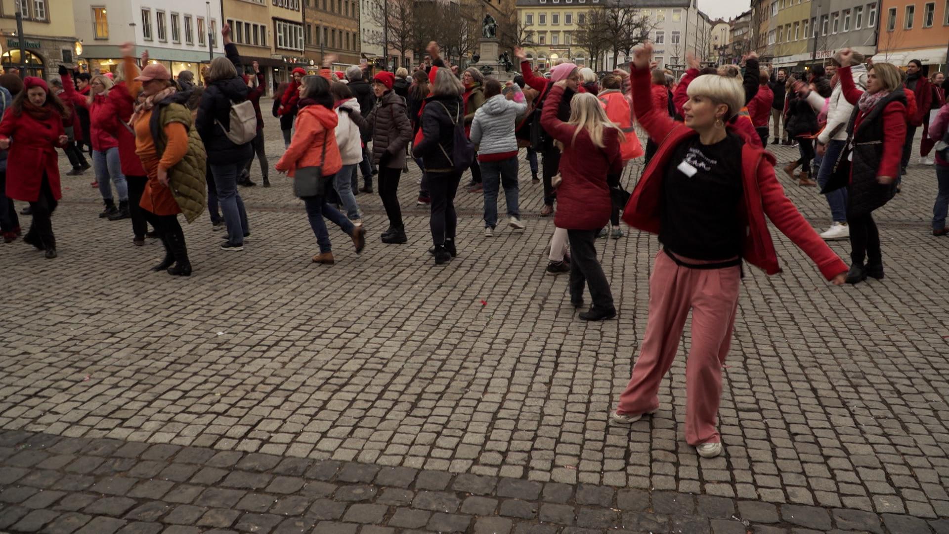 Frauen bei der Tanz-Aktion zu One Billion Rising in Schweinfurt.
