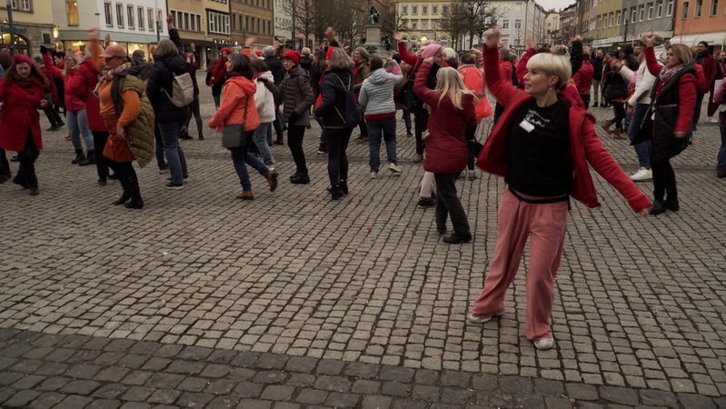Frauen bei der Tanz-Aktion zu One Billion Rising in Schweinfurt.