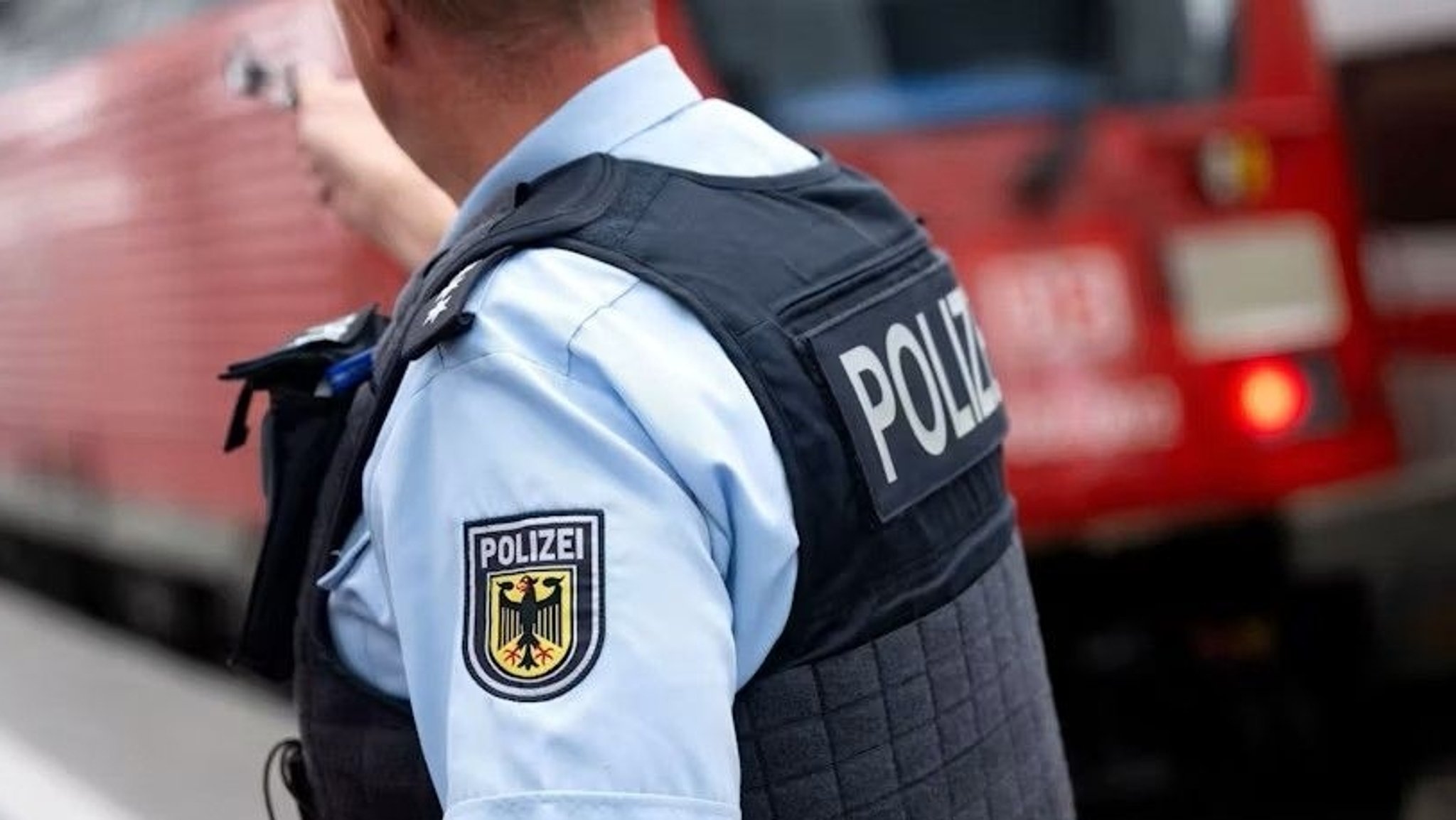 Symbolbild: Polizei am Bahnsteig | Bild: pa/dpa/Sven Hoppe Symbolbild: Polizei am Bahnsteig