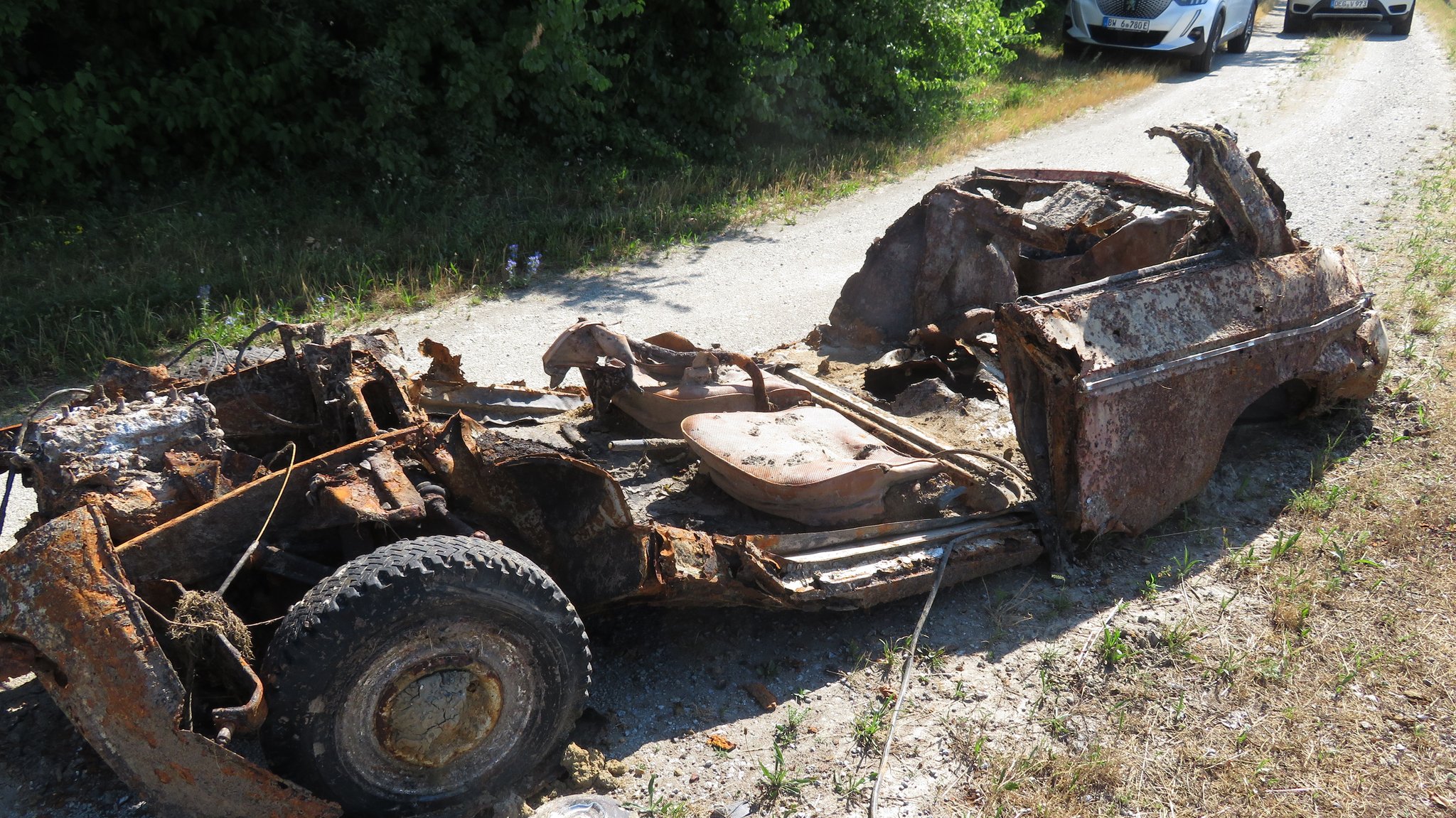 Autowrack aus der Donau gibt der Polizei Rätsel auf