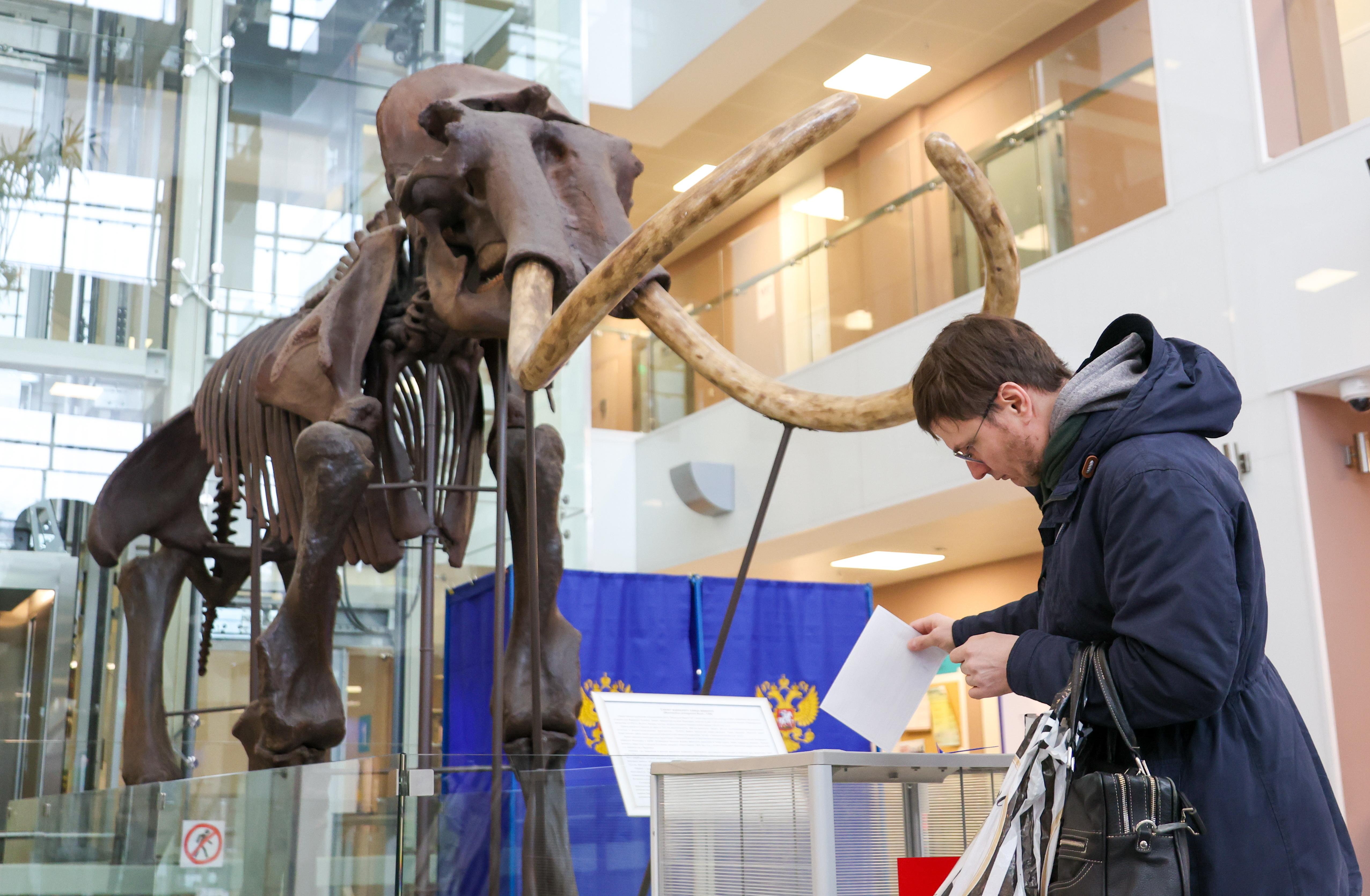 Ein Wähler wirft seinen Stimmzettel in eine gläserne Urne