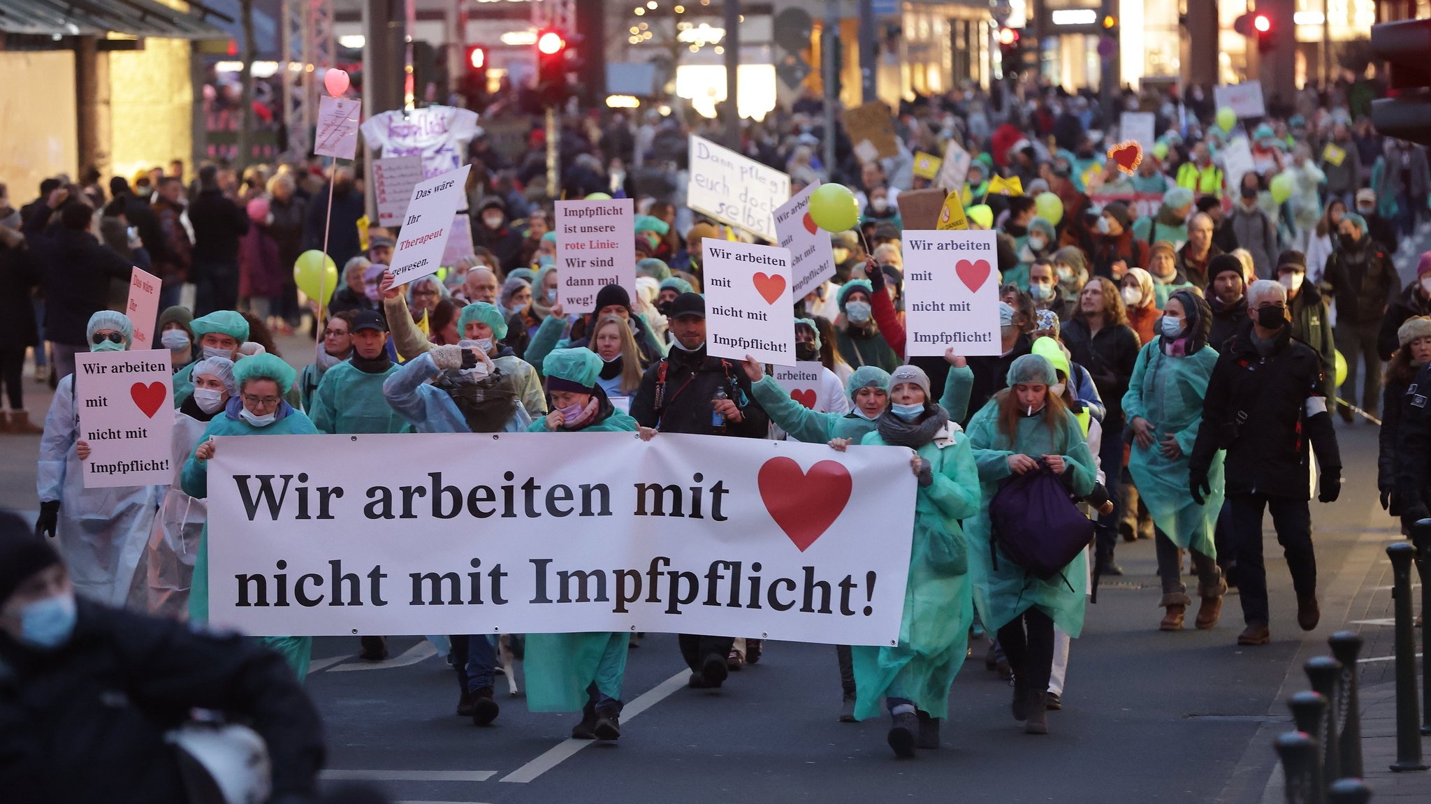 Pflegekräfte protestieren gegen die Impfpflicht