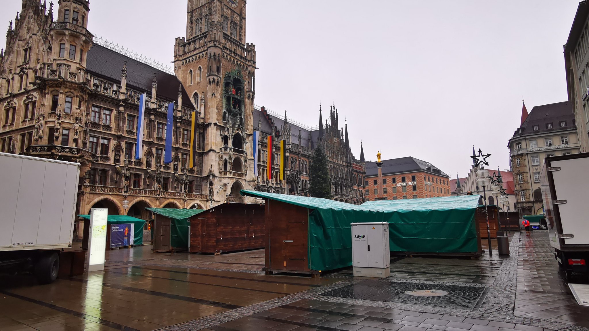 Die Buden am Marienplatz stehen schon. Jetzt müssen sie wieder abgebaut werden. 