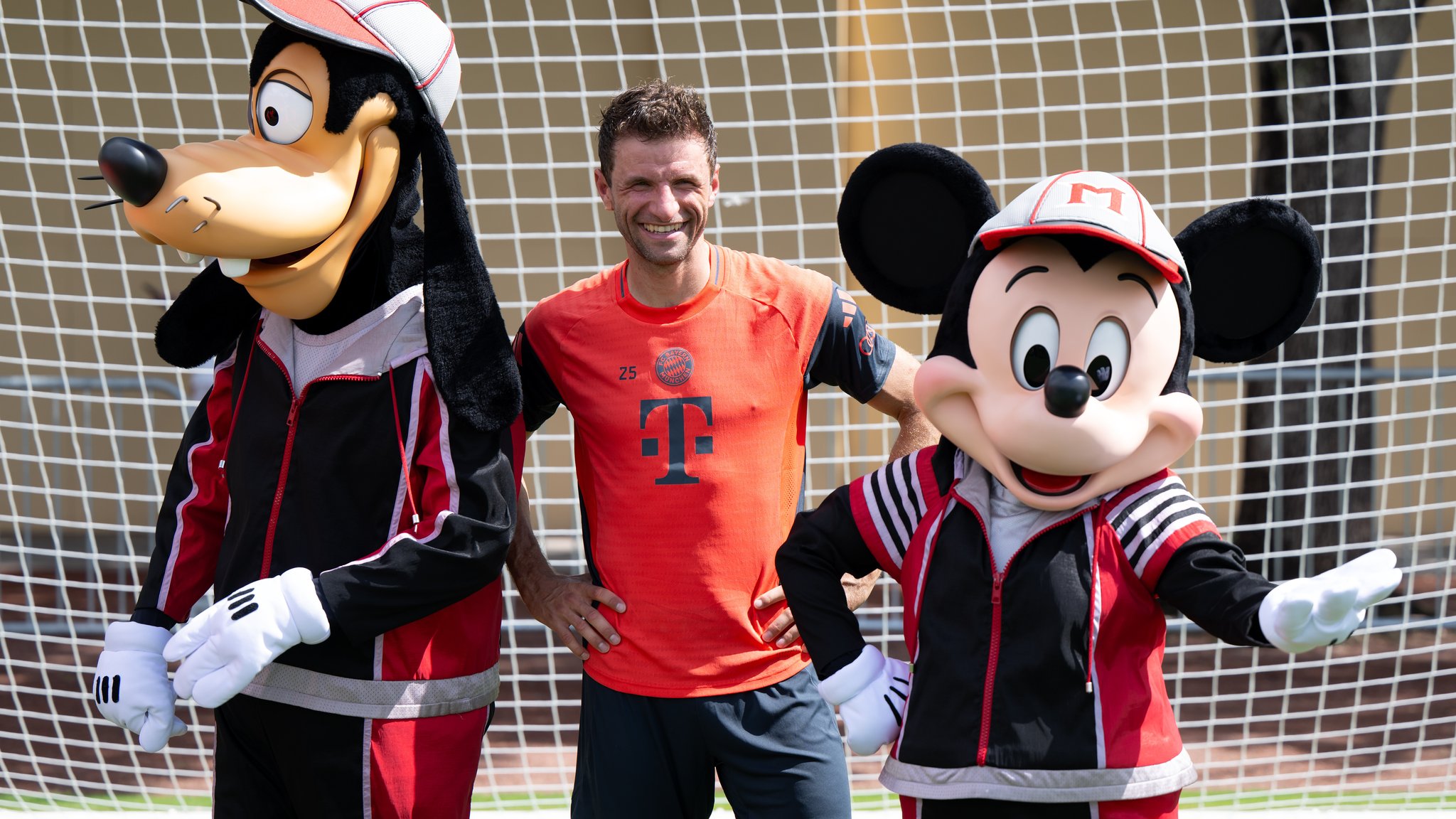 Thomas Müller (Mitte) umrahmt von den Disney-Figuren Goofy und Micky Maus | Bild: picture-alliance / dpa Thomas Müller (Mitte) umrahmt von den Disney-Figuren Goofy und Micky Maus