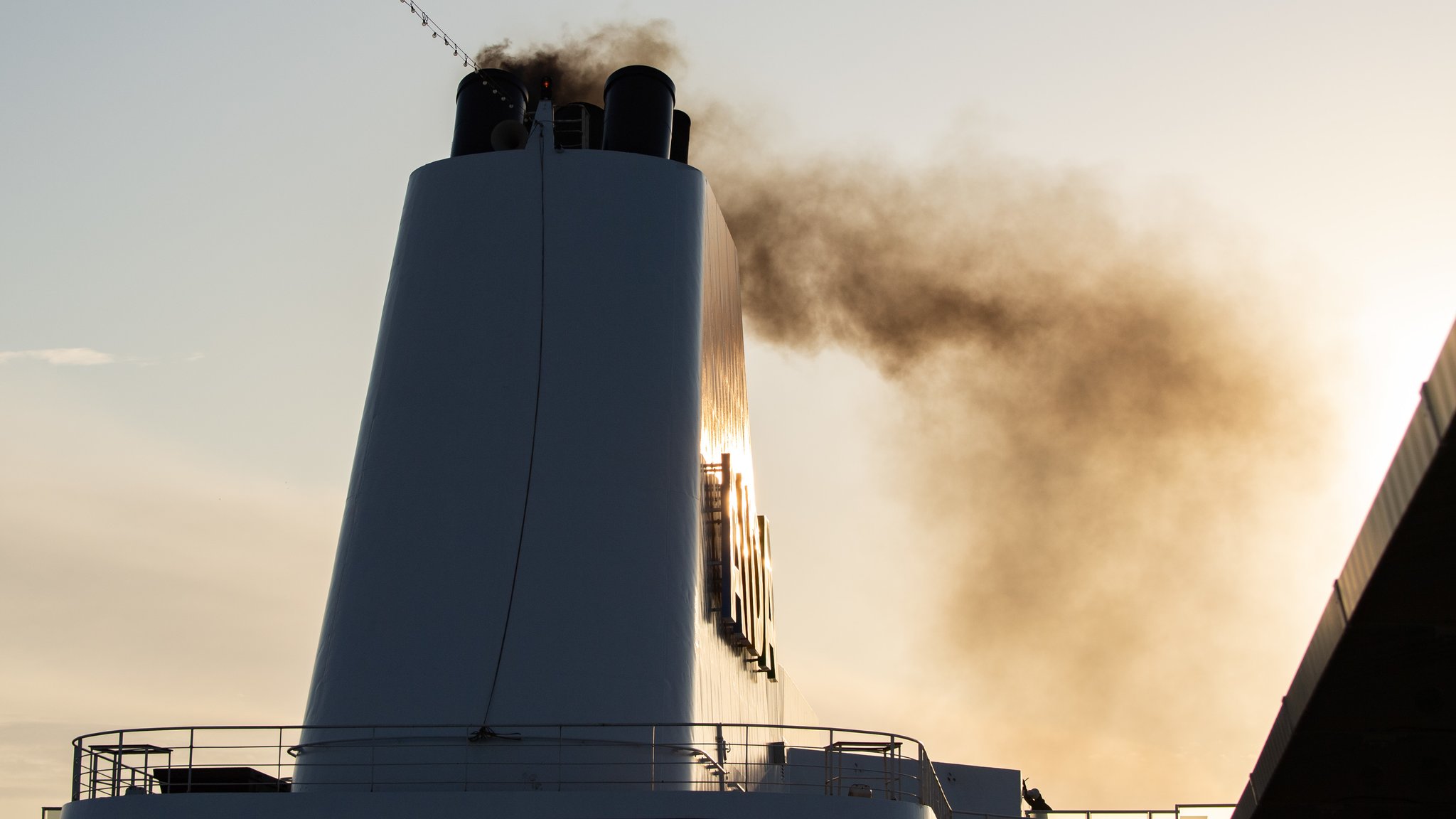 Schornstein eines Kreuzfahrtschiffs: Seit 2020 gelten neue Schwefel-Grenzwerte für die Hochseeschifffahrt.