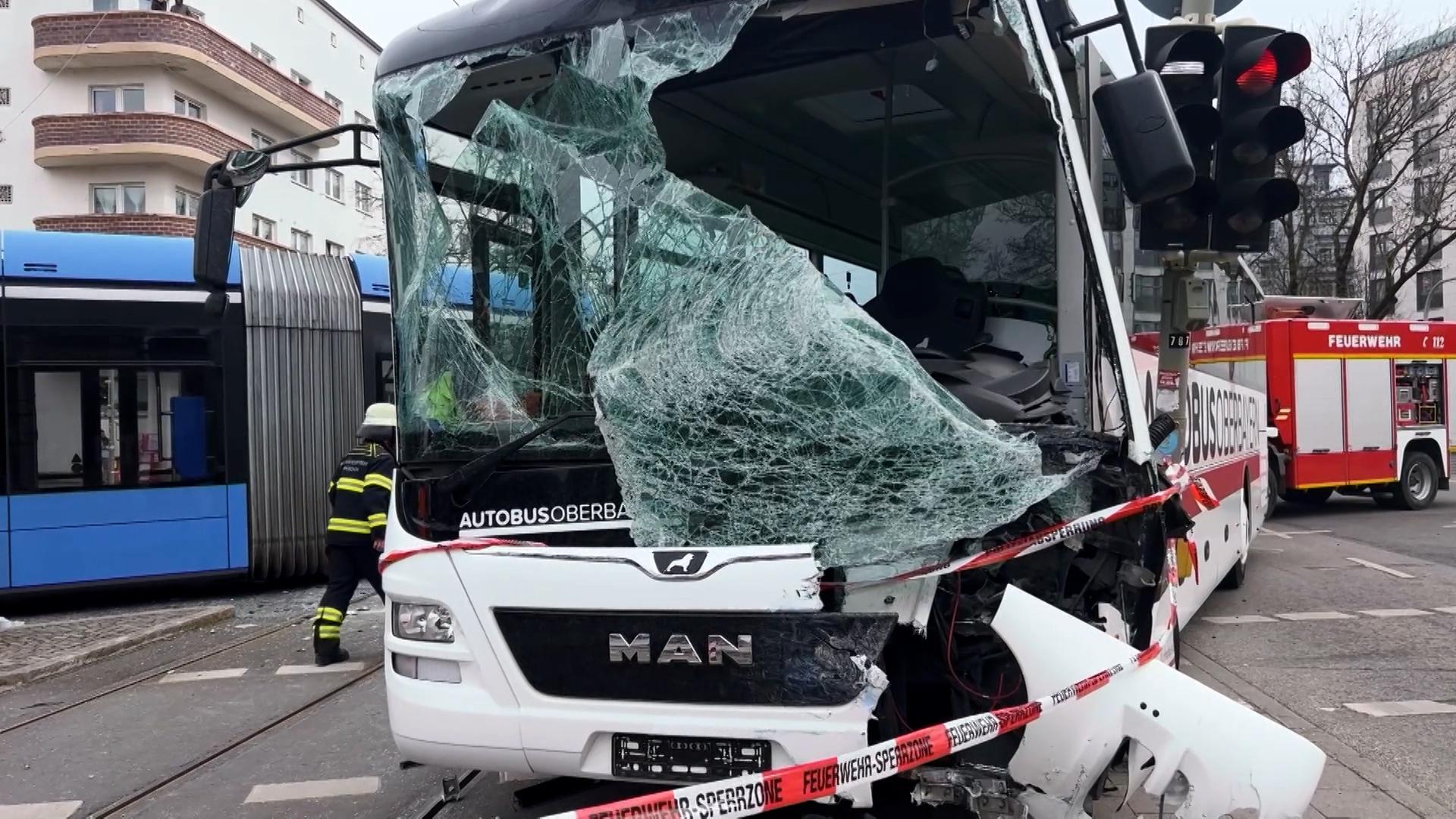Vom Unfall beschädigter Bus