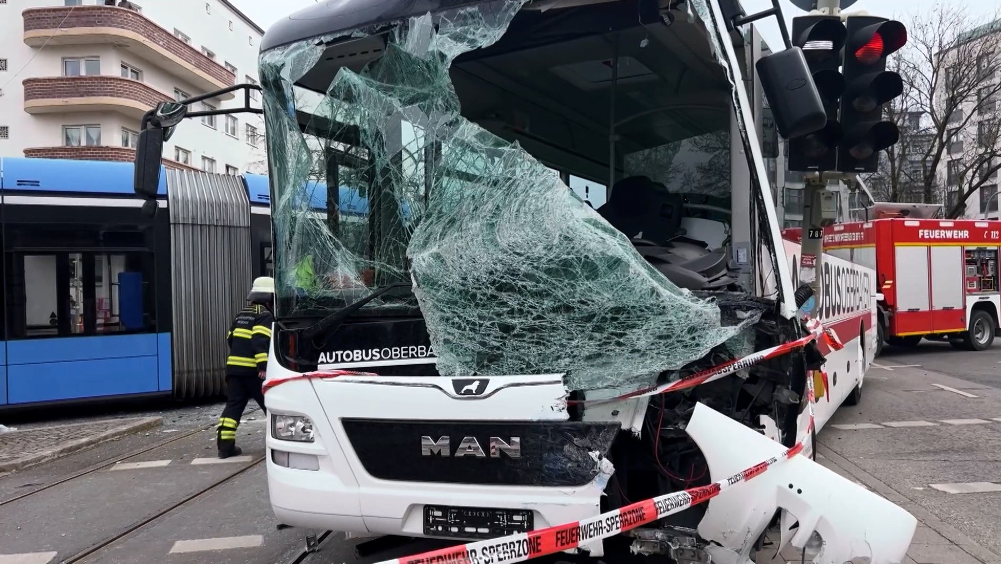 Vom Unfall beschädigter Bus