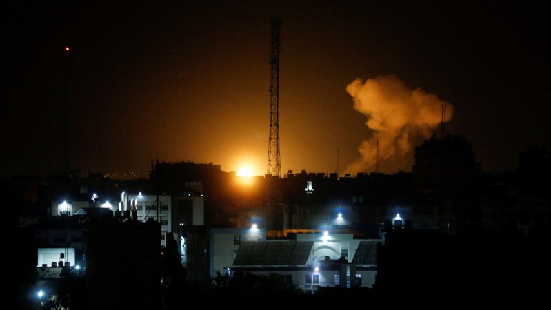 Rauch und Fammen während eines israelischen Luftangriffs in Gaza