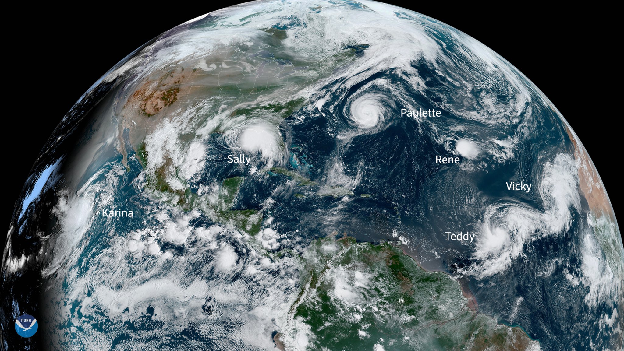 Auf der NOAA-Satellitenaufnahme vom 14.9. erkennt man fünf atlantische Wirbelstürme gleichzeitig. Oben links sind die Waldbrände in Kalifornien.