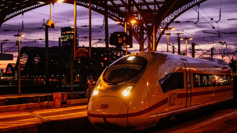 ARCHIV - 29.01.2024, Nordrhein-Westfalen, Köln: Ein ICE fährt in den Kölner Hauptbahnhof ein. Die Deutsche Bahn bietet mit dem Fahrplanwechsel im Dezember mehr Direktverbindungen aus Nordrhein-Westfalen in andere große Städte an. Zusätzliche ICE-Verbindungen soll es etwa nach Brüssel und Frankfurt geben. (zu dpa: «Fahrplanwechsel bei der Bahn · Das ändert sich in NRW») Foto: Oliver Berg/dpa +++ dpa-Bildfunk +++ | Bild: dpa-Bildfunk/Oliver Berg ARCHIV - 29.01.2024, Nordrhein-Westfalen, Köln: Ein ICE fährt in den Kölner Hauptbahnhof ein. Die Deutsche Bahn bietet mit dem Fahrplanwechsel im Dezember mehr Direktverbindungen aus Nordrhein-Westfalen in andere große Städte an. Zusätzliche ICE-Verbindungen soll es etwa nach Brüssel und Frankfurt geben. (zu dpa: «Fahrplanwechsel bei der Bahn · Das ändert sich in NRW») Foto: Oliver Berg/dpa +++ dpa-Bildfunk +++