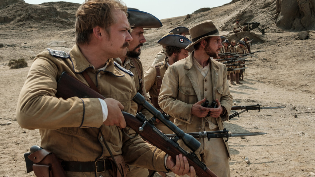 Der Ethnologe Hoffmann und deutsche Soldaten in Deutsch-Südwestafrika - eine Szene aus Kraumes Film