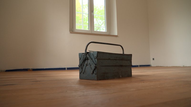 Ein Handwerkerkoffer steht in einem Zimmer. | Bild: BR/Hans Mielich Ein Handwerkerkoffer steht in einem Zimmer.