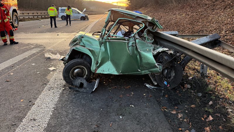 Goggomobil nach einem Unfall auf der A73 in Oberfranken | Bild: NEWS5 Goggomobil nach einem Unfall auf der A73 in Oberfranken