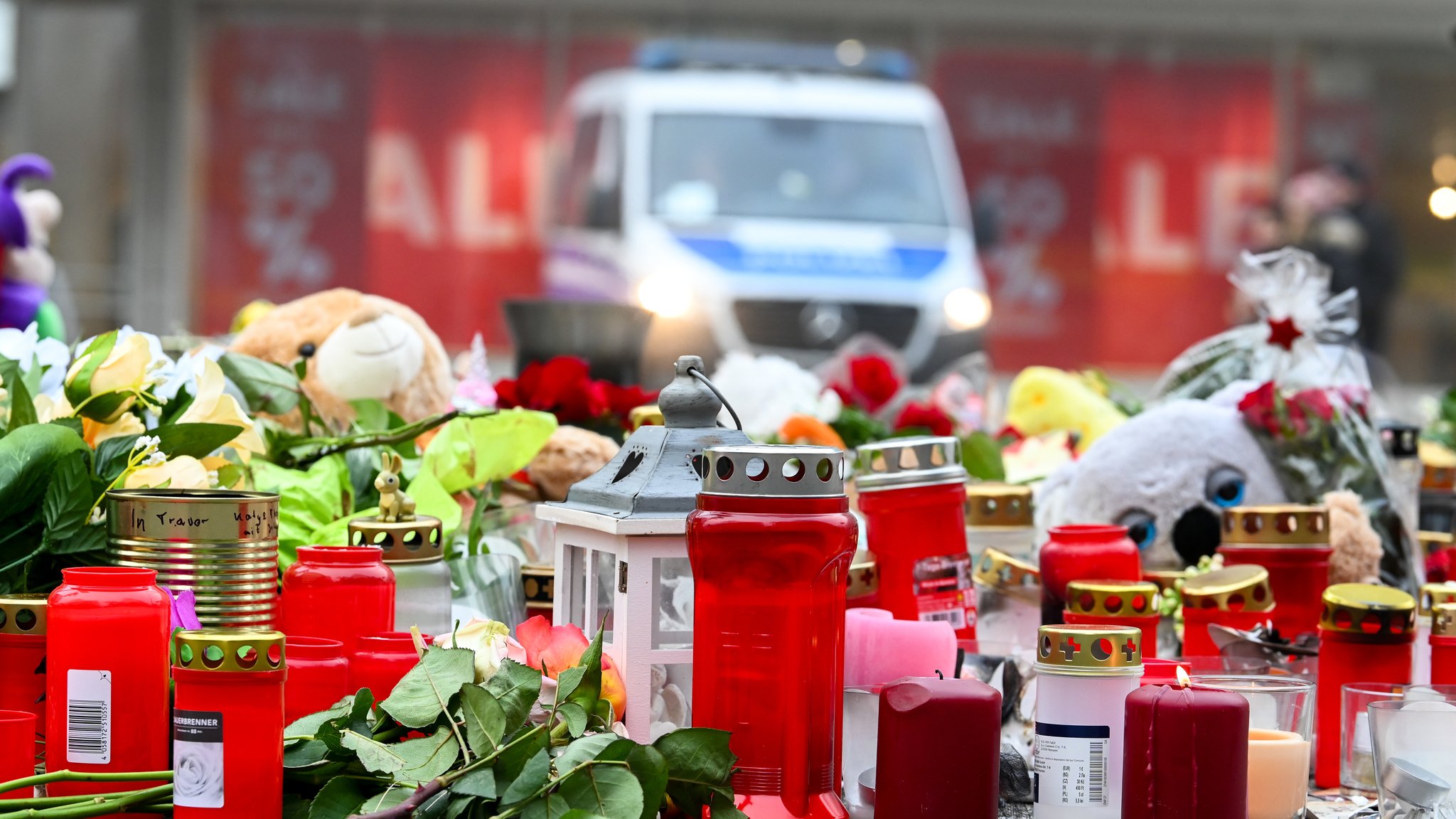 Plüschtiere, Kerzen und Blumen am zentralen Gedenkort für die Opfer des Anschlags vor der Johanniskirche